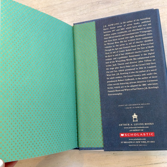 FANTASTIC BEASTS AND WHERE TO FIND THEM The Original Screenplay by J.K. Rowling - Picture 9 of 10